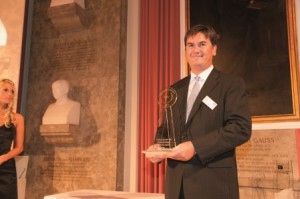 Martin Halbeis (Alcon) nimmt die Goldene Tablette der Ophthalmologen 2012 entgegen