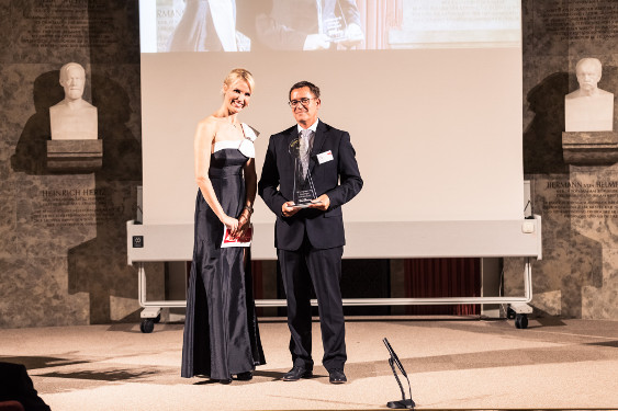 Prof. Dr. Andreas Schmitt (Medical Director Biogen) bei der Preisverleihung 2017