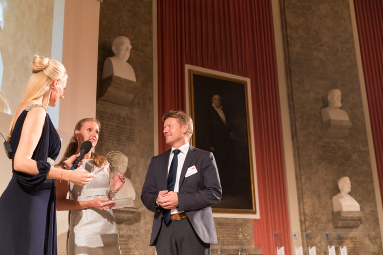 Dr. Angela Peiter und Dr. Ludwin Ley (Boehringer Ingelheim) bei der Preisverleihung 2016