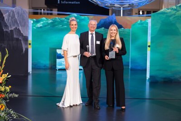 Preisverleihung 2022: Tamara Sedmak, Dr. Dankwart Rauscher und Sarah Stengel