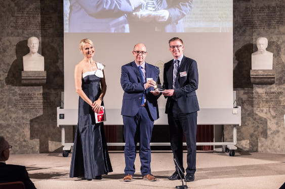 Dr. Dirk Schilling, Produktgruppenleiter und Dr. Dominik Vogt, Produktmanager InfectoPharm