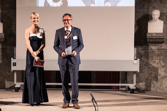 Dr. Peter Amann, Franchise Lead Neuroscience, Roche Pharma und Tamara Sedmak, Moderatorin, auf der Preisverleihung
