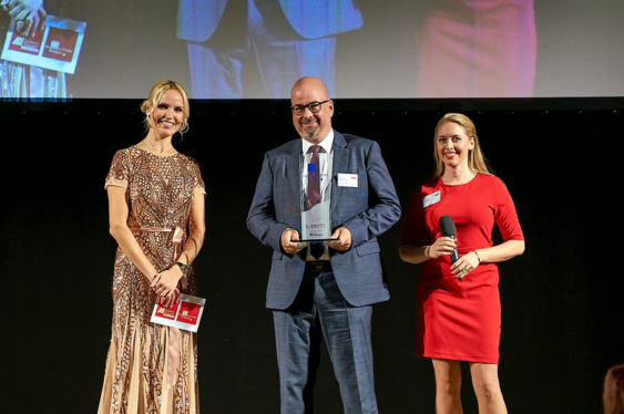 Dr. Andreas Rauschenbach, Leiter Arztservice und Kommunikation bei InfectoPharm Arzneimittel und Consilium (Mitte) mit Tamara Sedmak, Moderatorin (Links) und Franziska Janetzko, Assistentin (Rechts), auf der Preisverleihung © Eurecon Verlag / Denis Jung